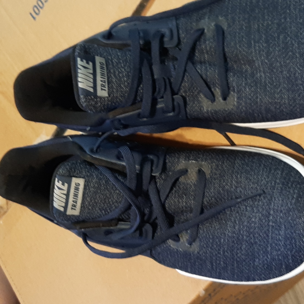 Never worn Nike men's shoes size 10